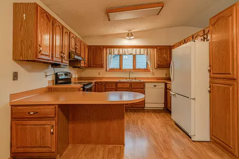 230 Wachter Ave E, Bismarck, ND 58504 photo 2