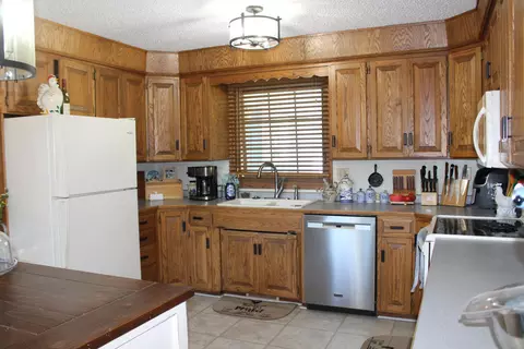 129 E Brandon Dr, Bismarck, ND 58503 photo 3
