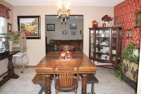 129 E Brandon Dr, Bismarck, ND 58503 photo 4