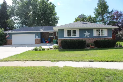 129 E Brandon Dr, Bismarck, ND 58503 photo 1