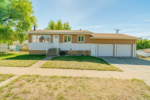 2017 E Avenue B, Bismarck, ND 58501 photo 1