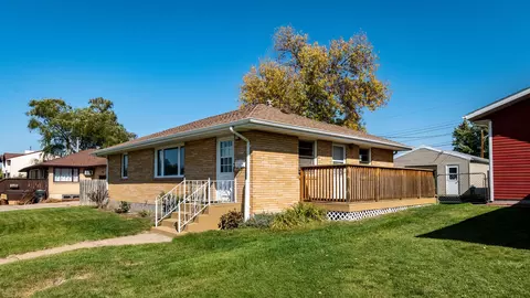 1304 Monte Dr, Mandan, ND 58554 photo 2