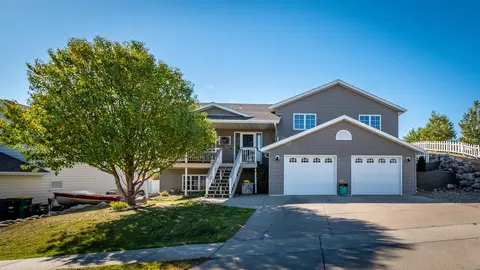 703 Calgary Ave, Bismarck, ND 58503 photo 2
