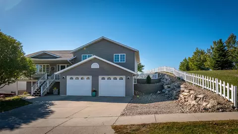703 Calgary Ave, Bismarck, ND 58503 photo 1
