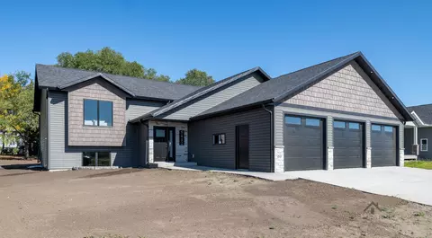 5412 Hendrickson Dr, Bismarck, ND 58503 photo 1