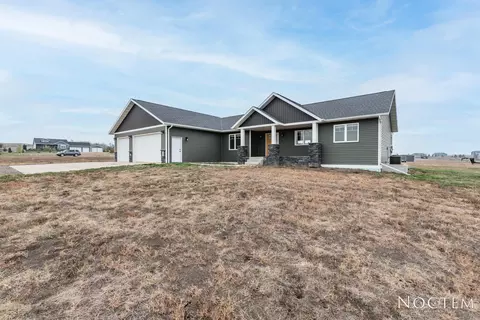 2483 Eugene Dr N, Mandan, ND 58554 photo 2