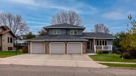 2019 Thompson St, Bismarck, ND 58501 photo 1