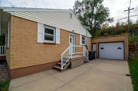 1005 6th St NW, Mandan, ND 58554 photo 2