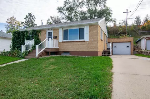 1005 6th St NW, Mandan, ND 58554 photo 1