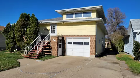 708 5th St NW, Mandan, ND 58554 photo 3