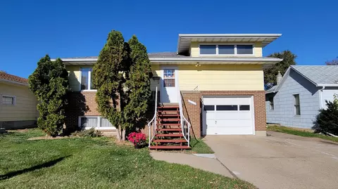 708 5th St NW, Mandan, ND 58554 photo 1