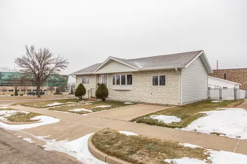 408 Sunset Pl, Bismarck, ND 58504 photo 3