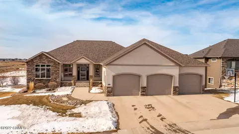 1426 Eagle Crest Loop, Bismarck, ND 58503 photo 1