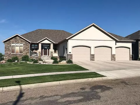 1426 Eagle Crest Loop, Bismarck, ND 58503 photo 3