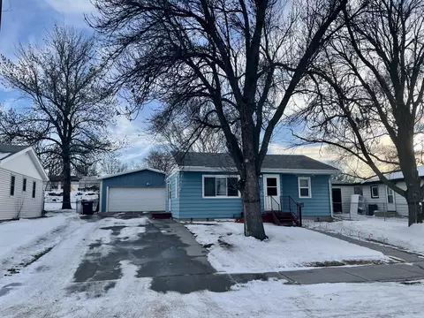 109 12th St NW, Mandan, ND 58554 photo 1
