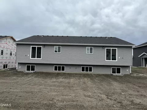 5608 Titanium Dr, Bismarck, ND 58503 photo 2