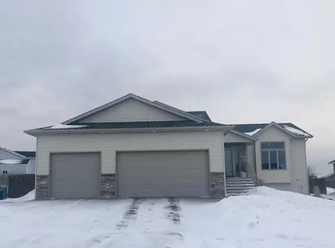 407 Cherrybrook Dr, Bismarck, ND 58503 photo 1