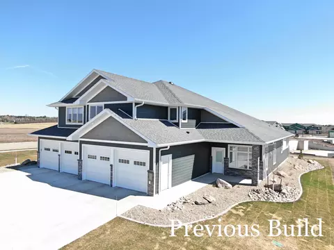 1016 Select Ln, Bismarck, ND 58503 photo 2