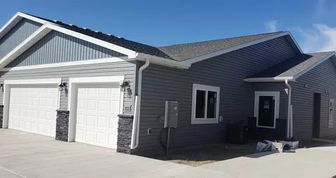 122 Kenner Loop, Bismarck, ND 58504 photo 1
