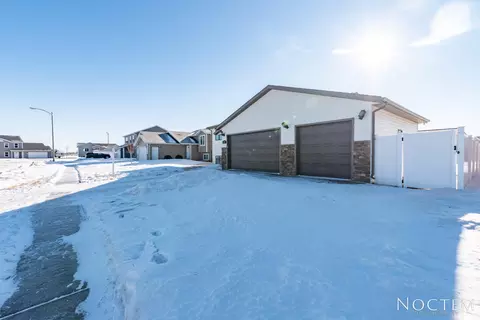 223 Brandenburg Loop, Bismarck, ND 58504 photo 2
