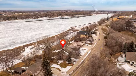426 River Rd, Bismarck, ND 58504 photo 2