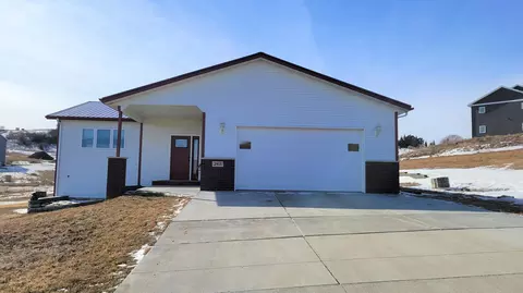 2915 Hillside Rd NW, Mandan, ND 58554 photo 2