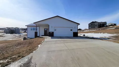 2915 Hillside Rd NW, Mandan, ND 58554 photo 3