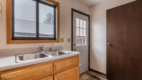 338 Willow Ln, Bismarck, ND 58504 photo 17