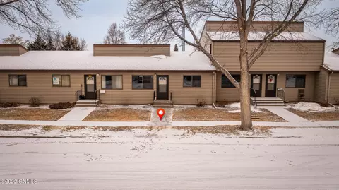 338 Willow Ln, Bismarck, ND 58504 photo 1