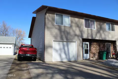 1030 Adobe Trl SE, Mandan, ND 58554 photo 1