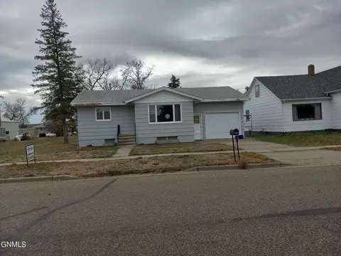205 4th St NE, Hazen, ND 58545