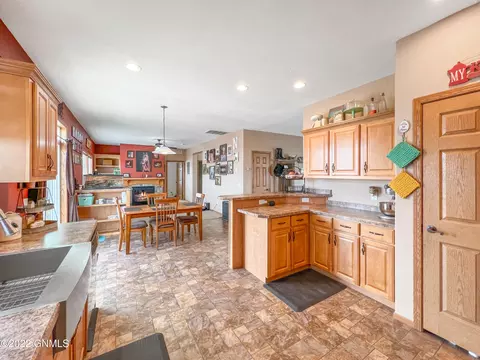 5734 Liberty Ln, Williston, ND 58801 photo 17