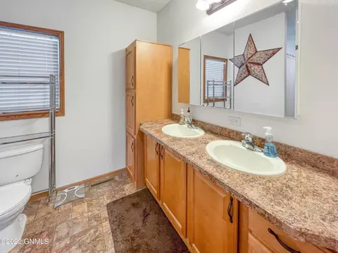 5734 Liberty Ln, Williston, ND 58801 photo 25