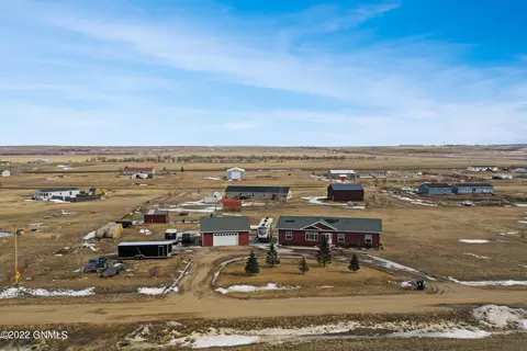 5734 Liberty Ln, Williston, ND 58801 photo 2