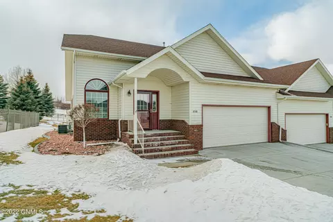 3268 Impala Ln, Bismarck, ND 58503 photo 1