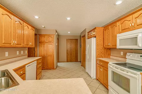 3268 Impala Ln, Bismarck, ND 58503 photo 9