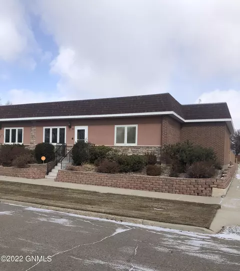 704 5th St W, Williston, ND 58801 photo 1