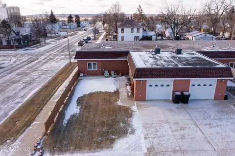 704 5th St W, Williston, ND 58801 photo 3