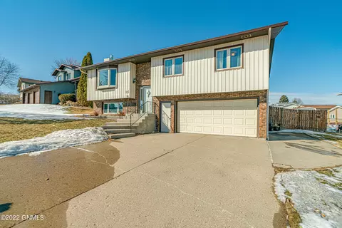 3006 E Ave E, Bismarck, ND 58501 photo 1