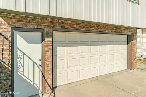 3006 E Ave E, Bismarck, ND 58501 photo 3