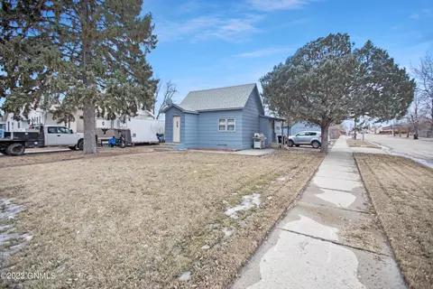 429 6th Ave W, Williston, ND 58801 photo 2