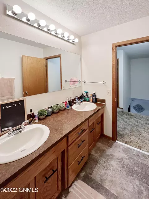 2405 N Main Ct, Williston, ND 58801 photo 23