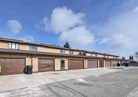 2405 N Main Ct, Williston, ND 58801 photo 2