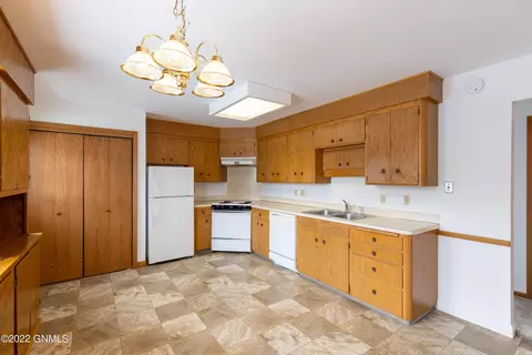 2121 Catherine Dr, Bismarck, ND 58501 photo 16