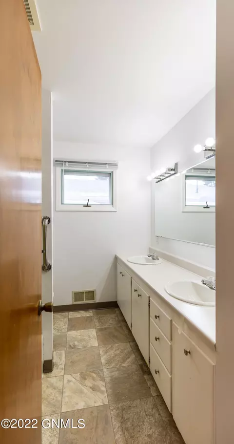 2121 Catherine Dr, Bismarck, ND 58501 photo 8