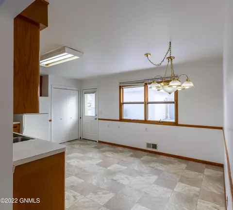 2121 Catherine Dr, Bismarck, ND 58501 photo 5