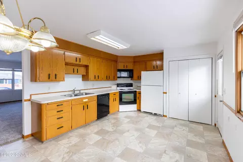 2121 Catherine Dr, Bismarck, ND 58501 photo 4