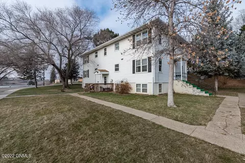 610 9th St NW, Mandan, ND 58554 photo 1