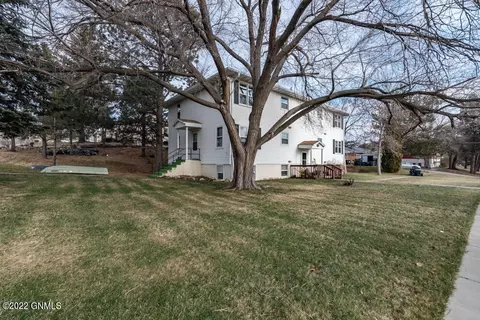 610 9th St NW, Mandan, ND 58554 photo 3