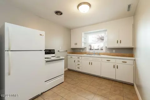 610 9th St NW, Mandan, ND 58554 photo 4